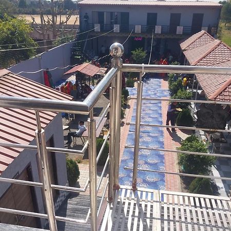 Agm Hotel And Restaurant Chaumu Exterior foto